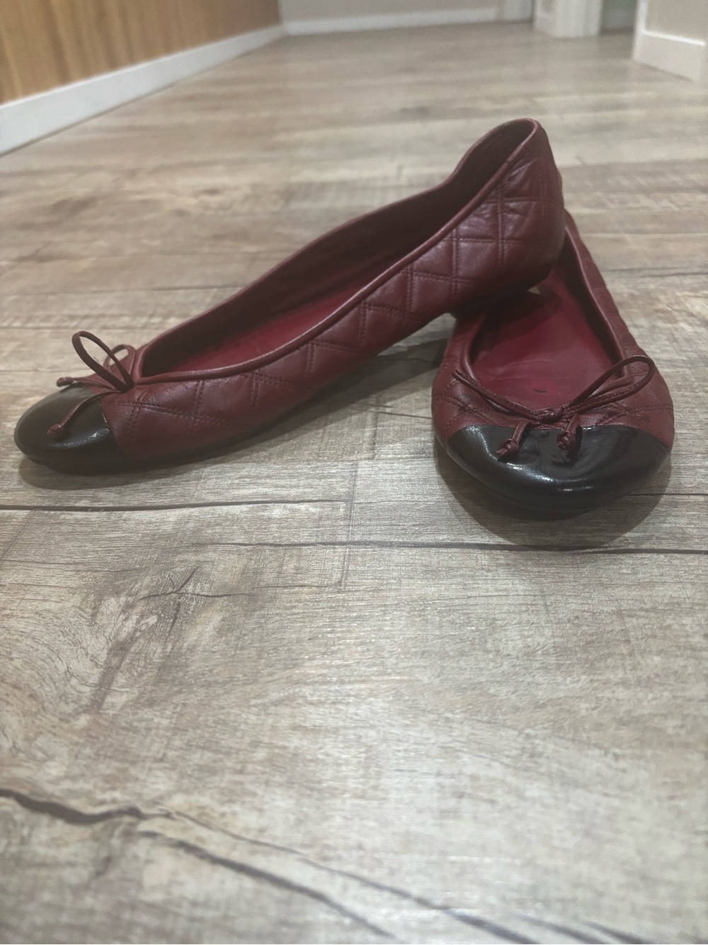 Delman Women’s Quilted Burgundy and Black Cap-Toe Ballet Flats Size 9M